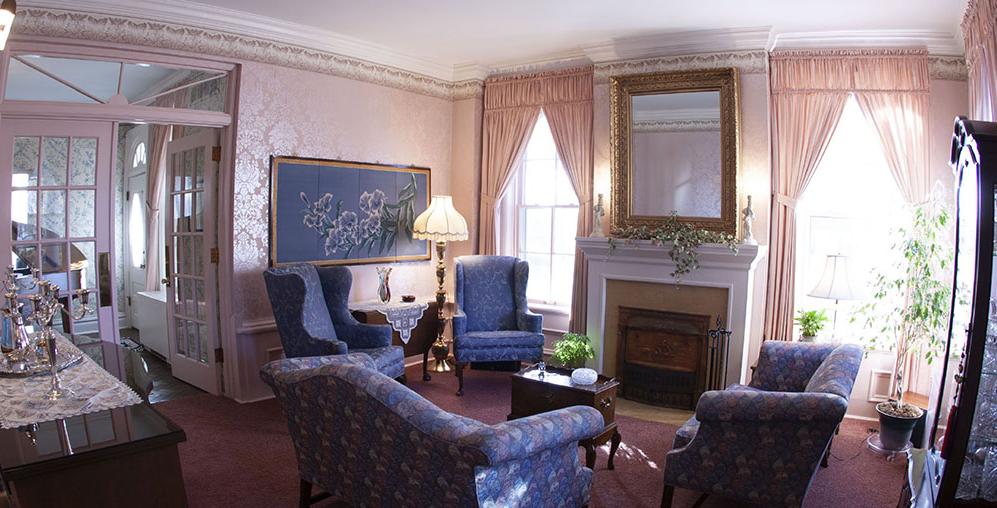 A photo of the south sitting room during Hubbard's presidency, taken in 2006.